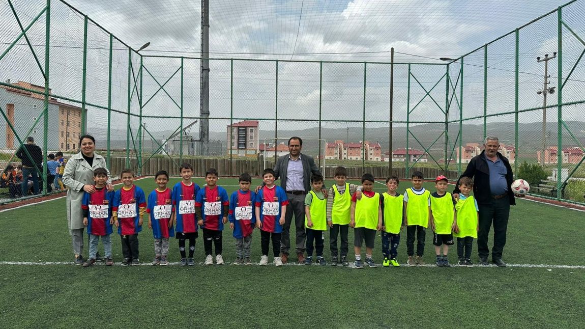 Hedef Projesi kapsamında okulumuzda sınıflar arasında geleneksel futbol turnuvası başlamıştır...